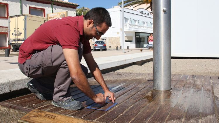 Un dels tècnics de l'empresa proveïdora del servei de prevenció de bacteris i fongs © ACN