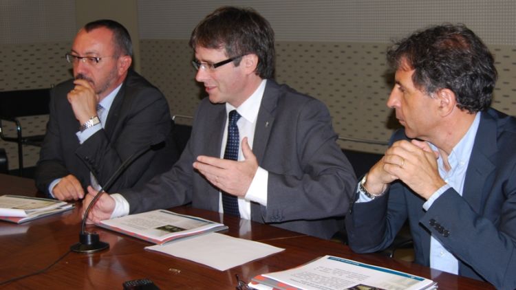 Carles Puigdemont (centre) va exposar les actuacions del darrer any © AG