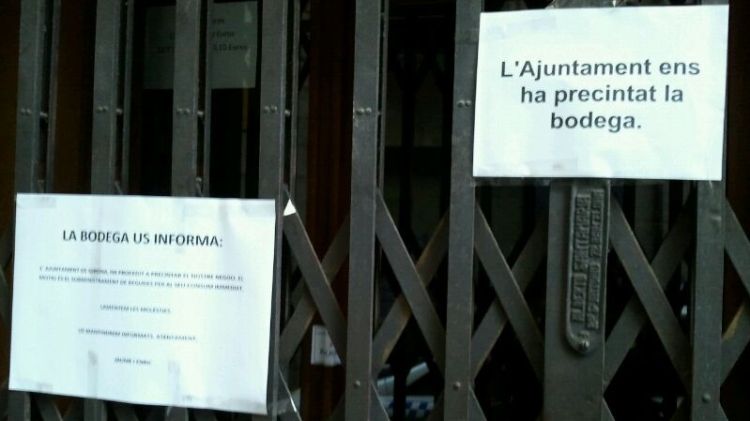 El local va apareixer el divendres amb aquests cartells a l'entrada © AG