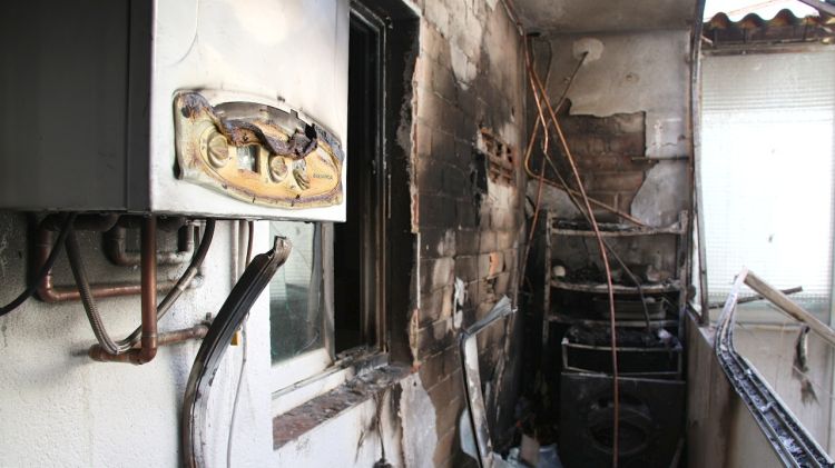 L'incendi ha cremat el balcó i dos dormitoris del pis situat a l'avinguda Sant Narcís © ACN