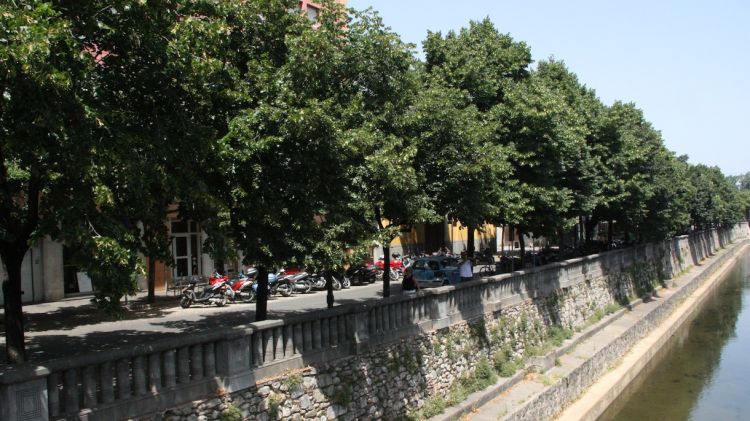 El passeig Canalejas, que connecta la zona de la Devesa amb la plaça de la Independència © ACN