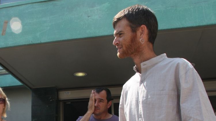 L'advocat Marc Cristià (esquerra) i el veí de Vilajuïga, Simó Colls, a la sortida dels Jutjats de Figueres