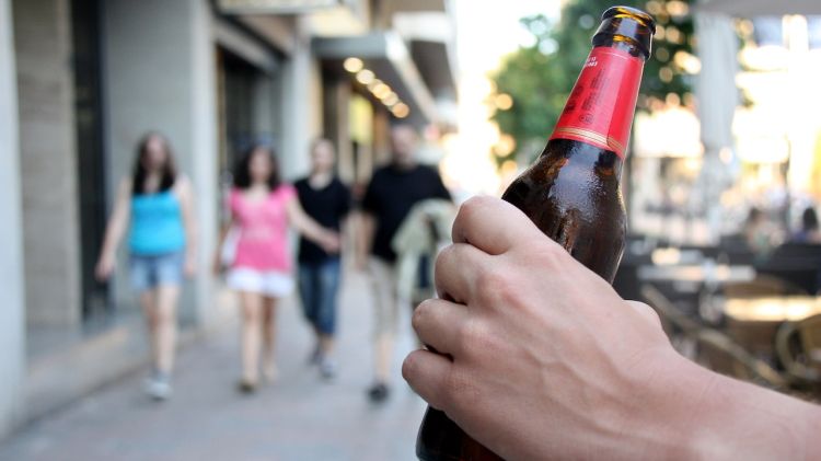 Multes de fins a 600 euros als menors a qui enxampin bevent alcohol o fumant al carrer a Girona © ACN