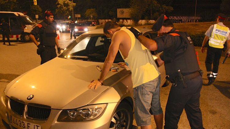 Els Mossos al control policial que aquesta matinada han muntat a Sant Julià de Ramis © ACN