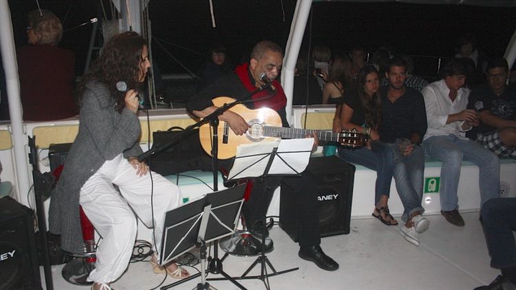 Mª Teresa Noguera i Euclydes Mattos al catamarà del Sons del Món