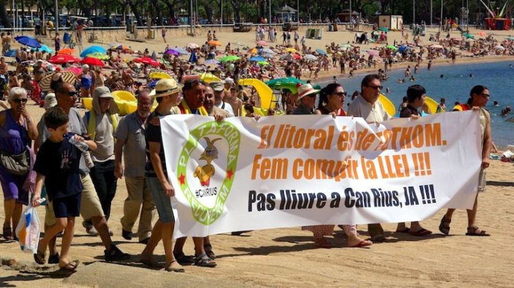 La manifestació a la platja de Sant Feliu © ACN