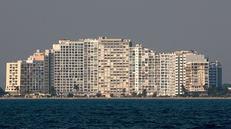 Un bloc de pisos a primera línia de mar a Empúriabrava © Roberto Pla