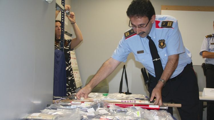 El comissari Joaquim Belenguer, mostra algunes de les armes prohibides que els agents han comissat © ACN