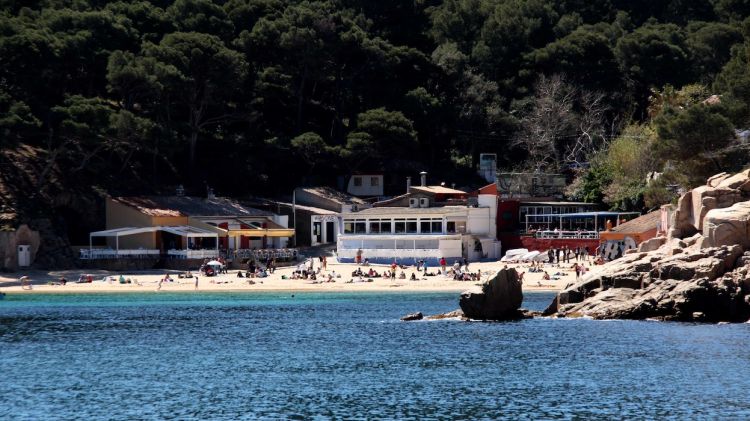 Turistes gaudint del sol a la Costa Brava © ACN