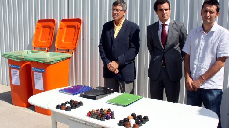 President i vicepresident del Consell Comarcal i el responsable de reciclatge de Nestlé © ACN
