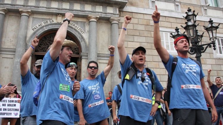 Un grup de Mossos d'Esquadra es manifesta davant del Palau de la Generalitat contra les retallades © ACN