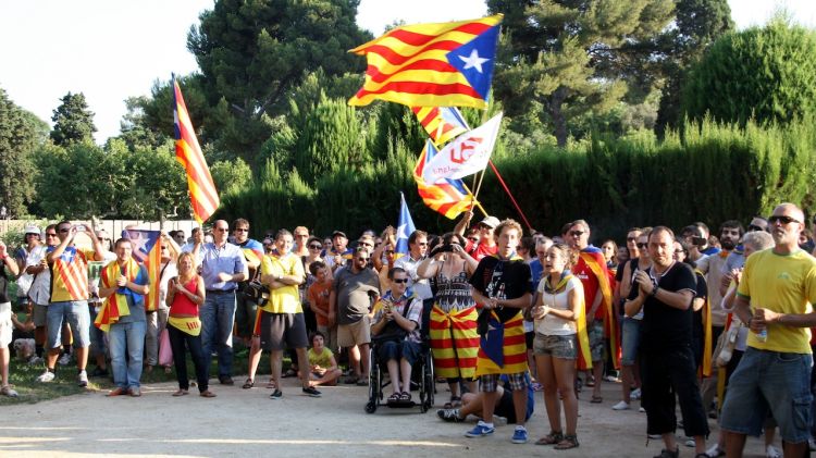 Centenars de persones onejant les seves estelades al Parc de la Ciutadella © ACN