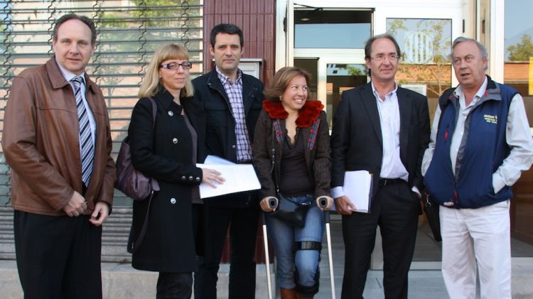 Membres de la candidatura, abans d'entrar les signatures a Justícia © ACN