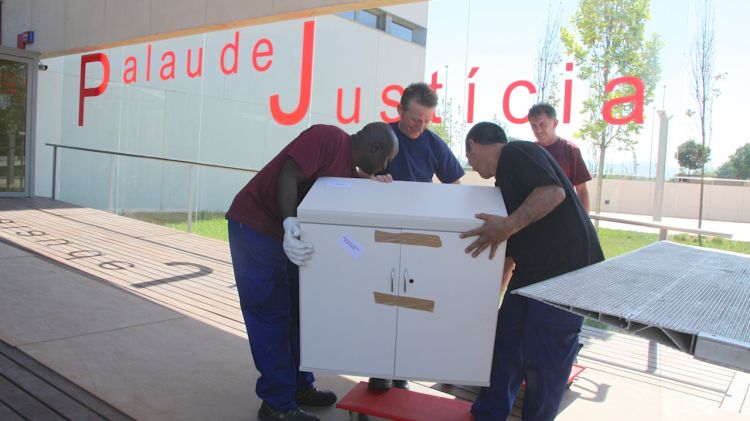 Operaris traslladant un armari a l'interior del nou Palau de Justícia de Girona aquesta tarda © ACN