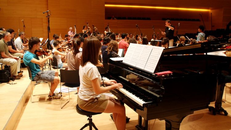 Alguns dels joves que aquest dimarts han assejat a l'Auditori de Girona © ACN