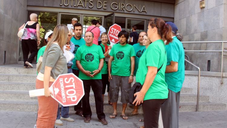 Membres de la PAH davant els Jutjats de Girona aquest dijous © ACN