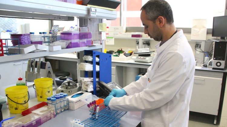 Un investigador que forma part de l'equip que treballa al centre © ACN