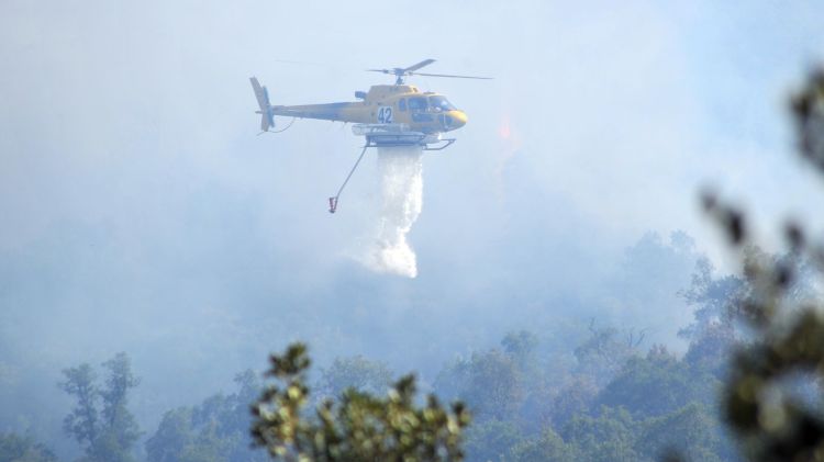 Un helicòpter dels Bombers treballant al foc © ACN