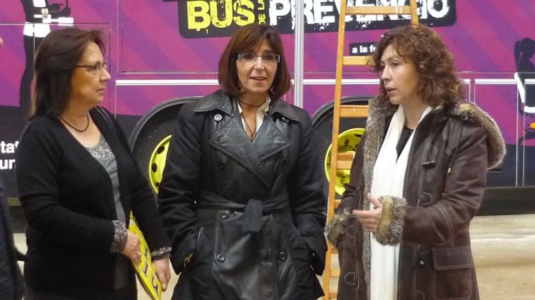 Cristina Alsina (extrem dret) i Anna Albar davant del bus de la prevenció © AraGirona.cat