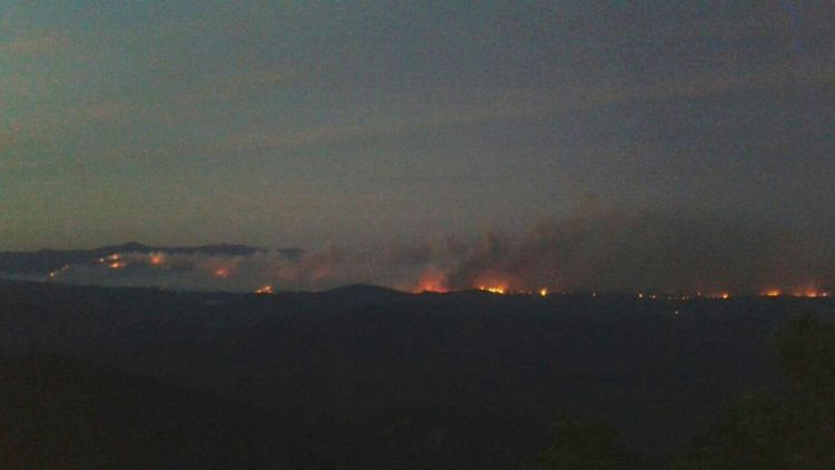 Vista del foc des del santuari de la Mare de Déu del Mont © Sílvia Corominas