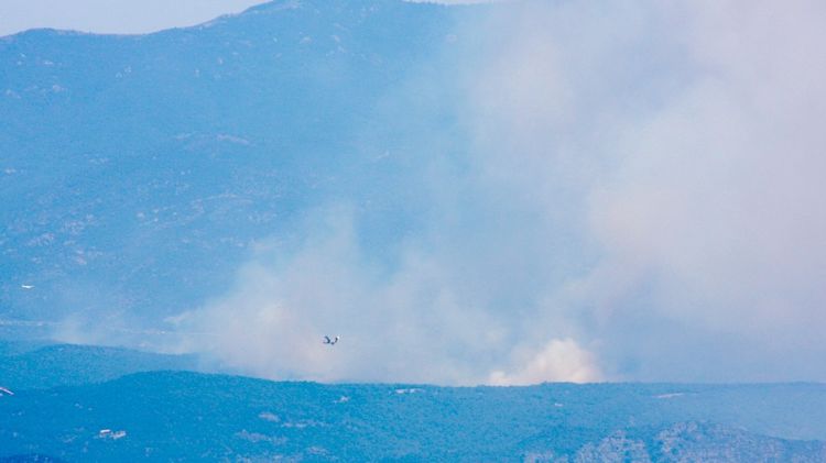 Hidroavions atacant el flanc proper al pantà de Boadella © M. Estarriola