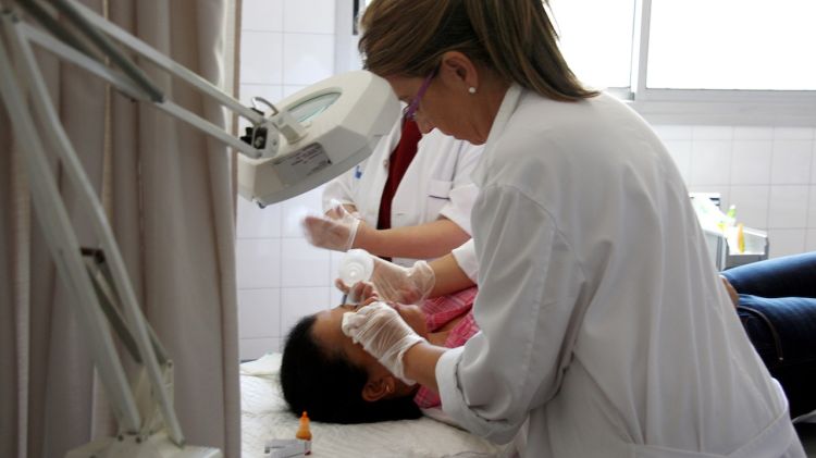 Atenció d'una pacient amb cendra als ulls al CAP de la Jonquera © ACN