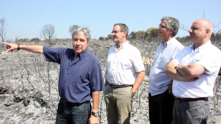 L'alcalde d'Avinyonet de Puigventós mostra les zones més afectades per les flames © ACN