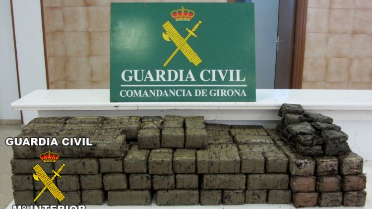 Els 145 quilos d'haixix decomissats per la Guàrdia Civil a la Joqnuera © ACN