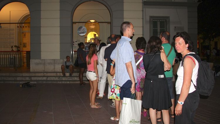 Diversos turistes visitant el Teatre Museu Dalí de Figueres en horari nocturn © ACN