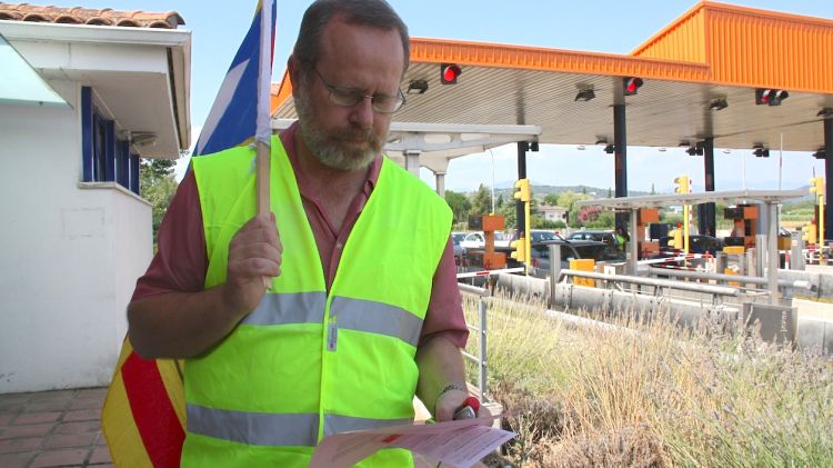 Josep Casadellà amb la reclamació que ha presentat a Abertis © ACN