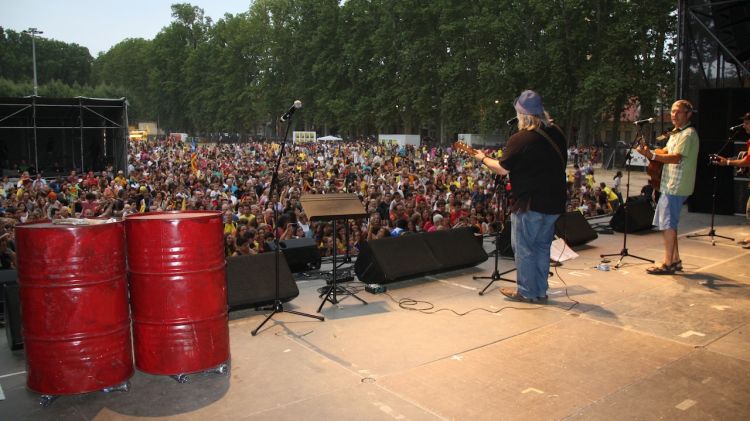 Diversos assistents a la festa #Catalunya vol viure en Llibertat a Girona © ACN