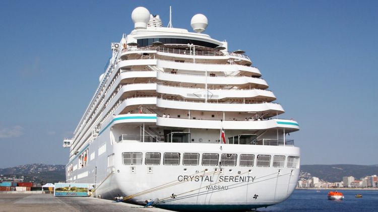 El creuer Crystal Serenity ha fet escala per primer cop avui al port de Palamós © ACN