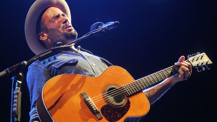 Ben Harper durant el concert al Festival de Cap Roig