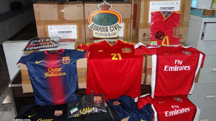 Algunes de les peces de roba falsificades confiscades a Lloret de Mar © ACN