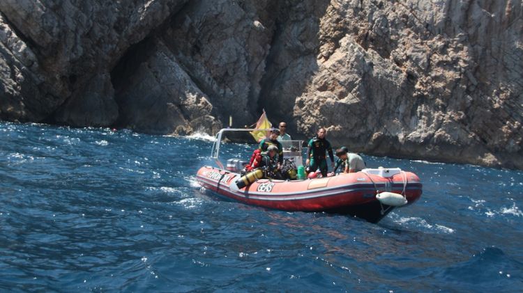 Els experts del GEAS preparant-se per submergir-se a la cova on va endinsar-se el submarinista © ACN