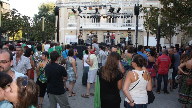 El concert ha aplegat centenars de persones al centre de Figueres © ACN