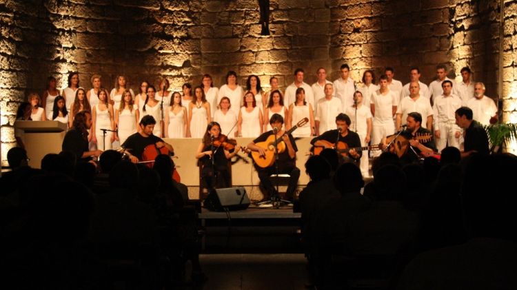 Més de 500 persones s'han aplegat al monestir de Sant Feliu de Guíxols © ACN