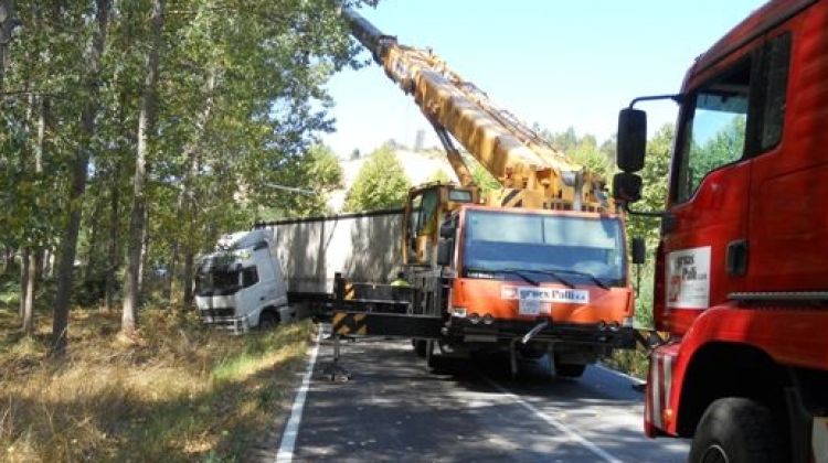 El camió ha quedat entravessat a la via © ACN