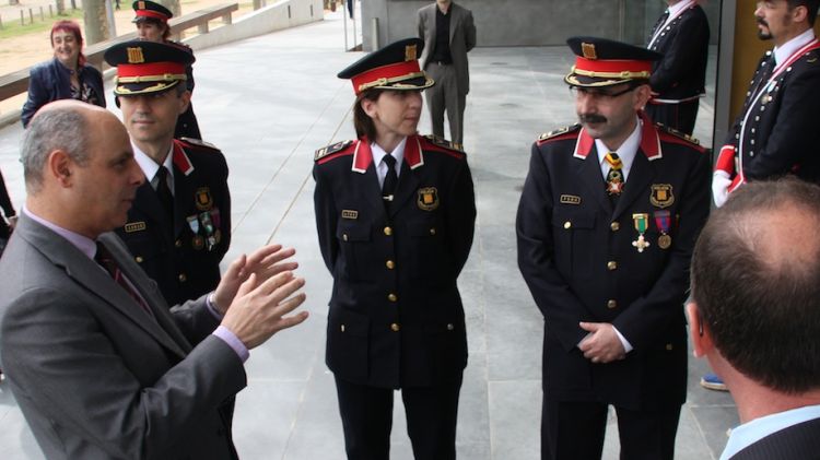 Boada, a la seva arribada a l'Auditori, parlant amb les autoritats © ACN