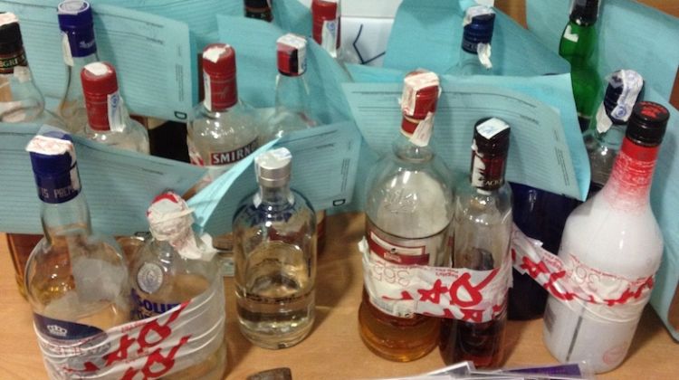 Diverses de les ampolles de licor i dels objectes comissats © ACN