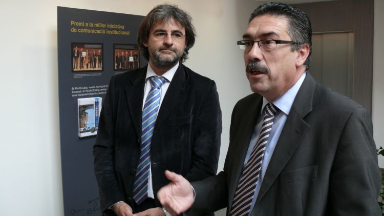 El president de la Diputació de Girona, Enric Vilert, i el tresorer del Col·legi de Periodistes de Catalunya, Jaume Serra © AG