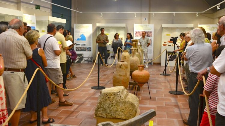 Un instant durant la presentació de la inaguració 'Dels mercaders d'Empúries als pescadors de l'Escala'