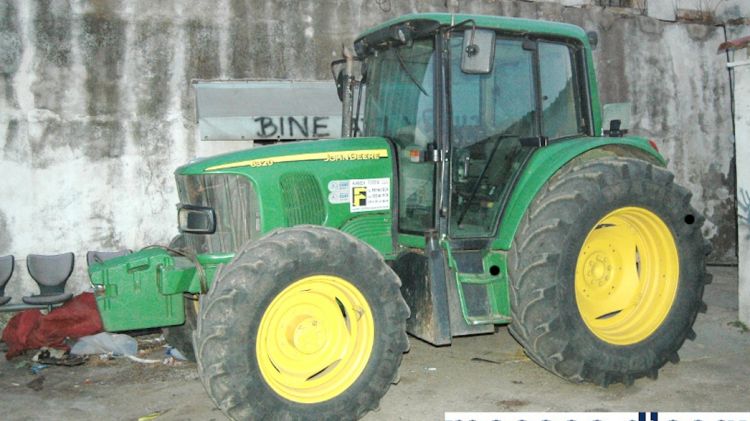 El tractor que els lladres havien sostret d'un magatzem de Cassà de la Selva