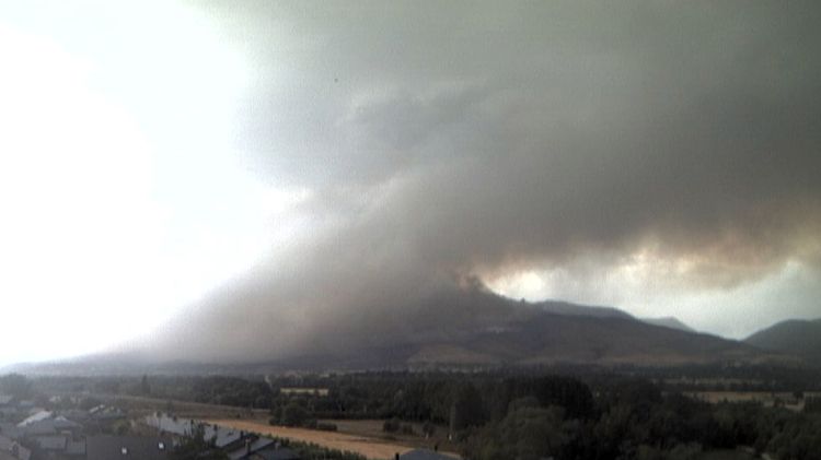 La columna de fum de l'incendi entre Ger i Meranges, a la Cerdanya © Meteoqueixans