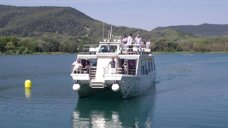 La barca 'Tirona' durant el passeig inaugural per l'estany