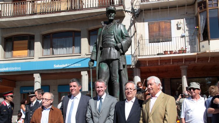 Molts vilatans s'han volgut immortalitzar al costat de la nova estàtua © ACN