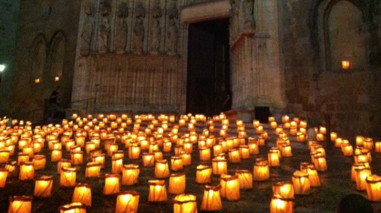 La basílica ha quedat il·lumnada per les espelmes © Tramuntana TV