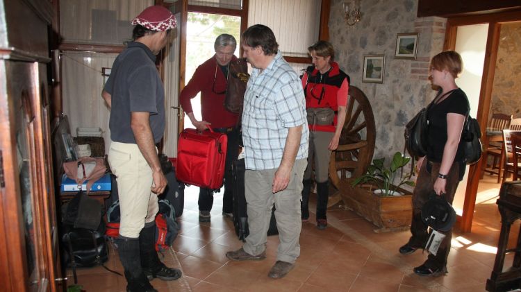 Turistes arribant a una casa de turisme rural de Sant Pere Pescador © ACN