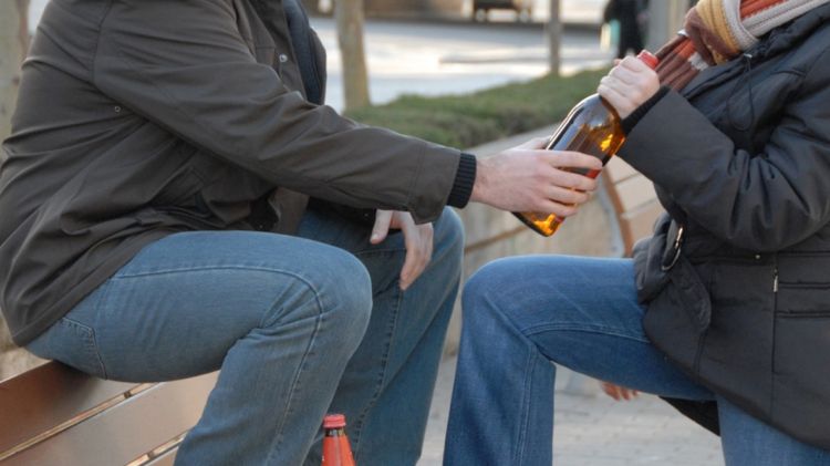 Joves consumint alcohol al carrer © ACN