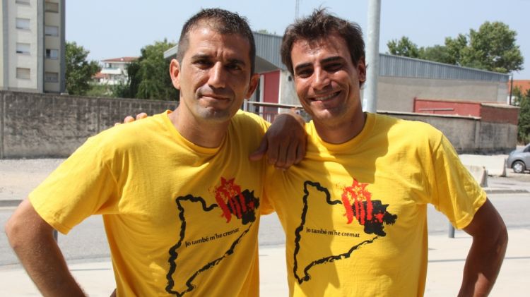 Albert Masoliver i Samuel Colomer amb la samarreta solidària que han dissenyat © ACN